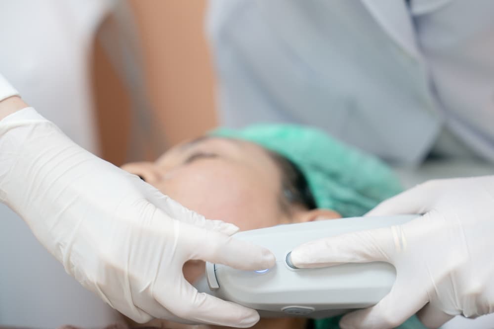 لمن يناسب علاج أولثيرا؟ دليل شامل حسب العمر ونوع البشرة والتوقعات